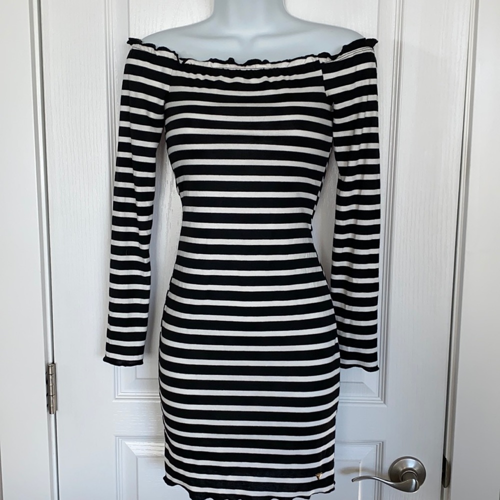 ★NWT★ GUESS - Off the Shoulder Fitted Dress
